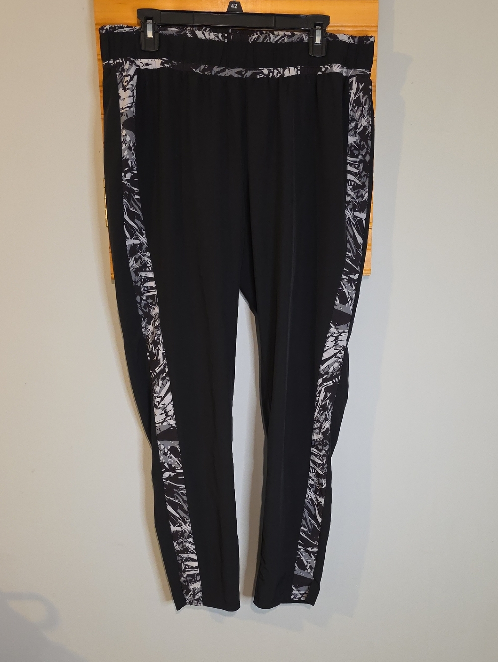 Fabletics Black Abstract Print Track Pants Women's XL Athleisure Activewear